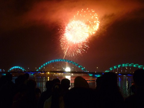Đà Nẵng rực rỡ đêm pháo hoa đón xuân mới - ảnh 3
