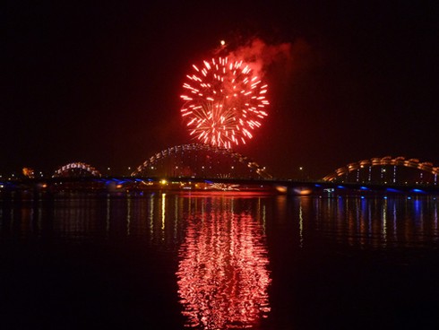 Đà Nẵng rực rỡ đêm pháo hoa đón xuân mới - ảnh 5