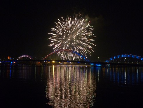 Đà Nẵng rực rỡ đêm pháo hoa đón xuân mới - ảnh 6