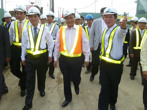 Phó Thủ tướng leo cầu thang sắt lì xì công nhân - ảnh 3