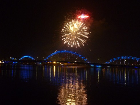 Đà Nẵng rực rỡ đêm pháo hoa đón xuân mới - ảnh 8