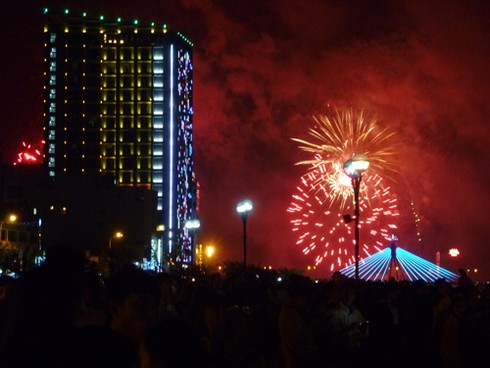 Đà Nẵng rực rỡ đêm pháo hoa đón xuân mới - ảnh 9