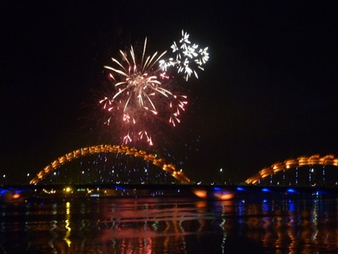 Đà Nẵng rực rỡ đêm pháo hoa đón xuân mới - ảnh 10