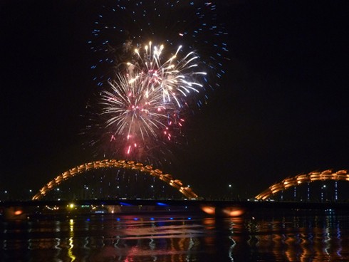 Đà Nẵng rực rỡ đêm pháo hoa đón xuân mới - ảnh 11