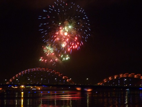 Đà Nẵng rực rỡ đêm pháo hoa đón xuân mới - ảnh 12