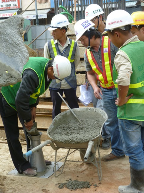 Phó Thủ tướng leo cầu thang sắt lì xì công nhân - ảnh 4