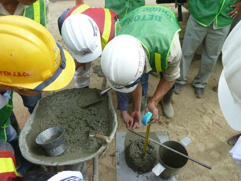 Phó Thủ tướng leo cầu thang sắt lì xì công nhân - ảnh 5