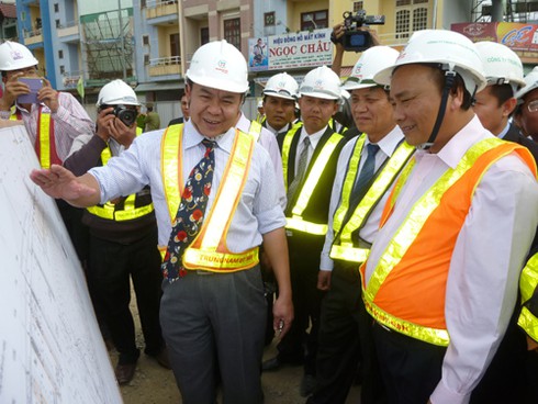 Phó Thủ tướng leo cầu thang sắt lì xì công nhân - ảnh 6