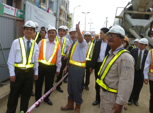 Phó Thủ tướng leo cầu thang sắt lì xì công nhân - ảnh 7