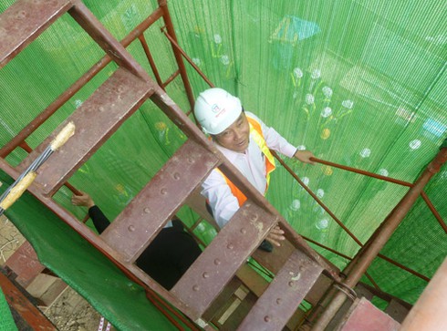 Phó Thủ tướng leo cầu thang sắt lì xì công nhân - ảnh 8