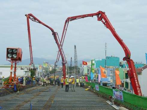 Phó Thủ tướng leo cầu thang sắt lì xì công nhân - ảnh 9