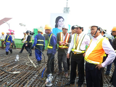 Phó Thủ tướng leo cầu thang sắt lì xì công nhân - ảnh 10