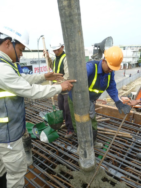 Phó Thủ tướng leo cầu thang sắt lì xì công nhân - ảnh 11