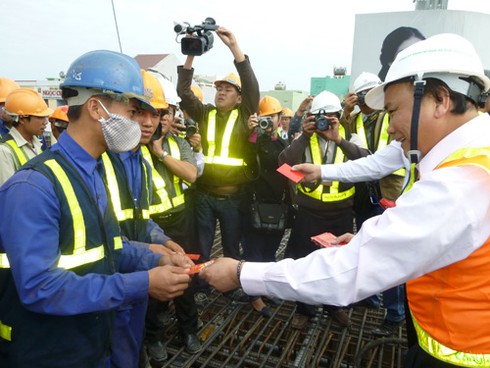 Phó Thủ tướng leo cầu thang sắt lì xì công nhân - ảnh 12
