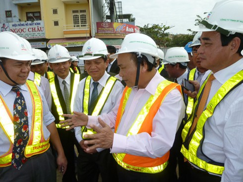 Phó Thủ tướng leo cầu thang sắt lì xì công nhân - ảnh 13