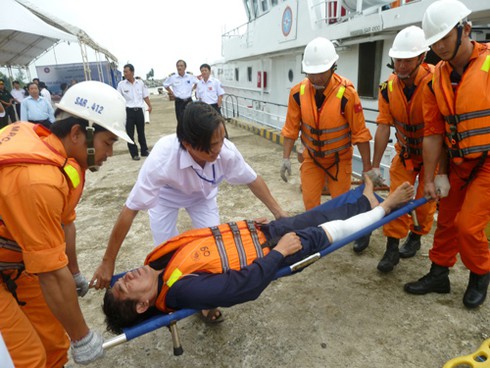 Ra Hoàng Sa cứu ngư dân bị cá cắn - ảnh 1