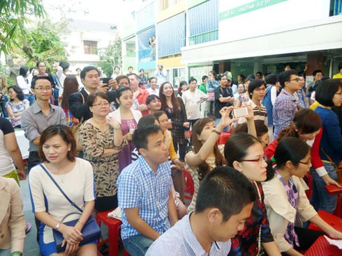 Ngộ nghĩnh bé mầm non biểu diễn văn nghệ - ảnh 2