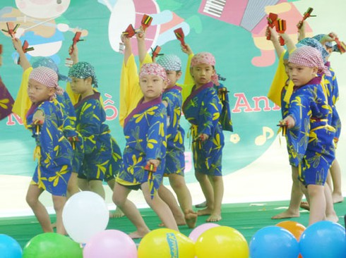 Ngộ nghĩnh bé mầm non biểu diễn văn nghệ - ảnh 3