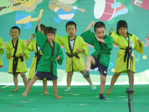 Ngộ nghĩnh bé mầm non biểu diễn văn nghệ - ảnh 4