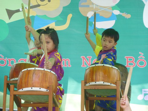 Ngộ nghĩnh bé mầm non biểu diễn văn nghệ - ảnh 5