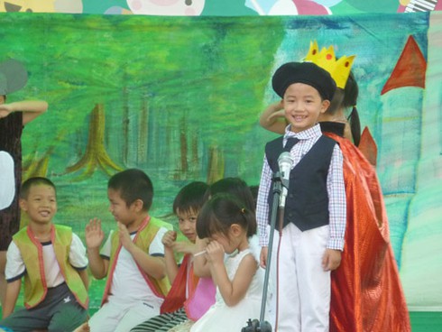 Ngộ nghĩnh bé mầm non biểu diễn văn nghệ - ảnh 7