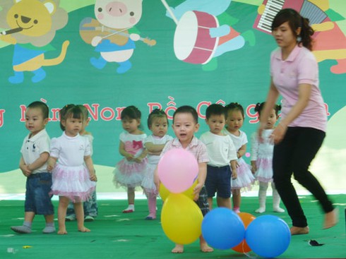 Ngộ nghĩnh bé mầm non biểu diễn văn nghệ - ảnh 11