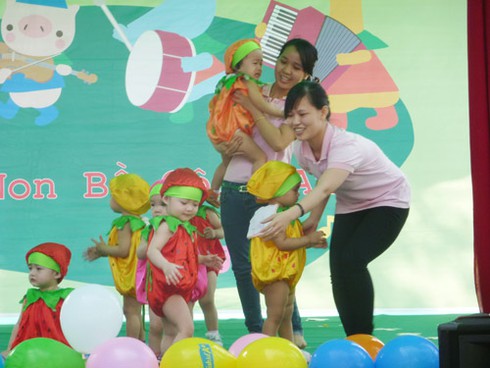 Ngộ nghĩnh bé mầm non biểu diễn văn nghệ - ảnh 12