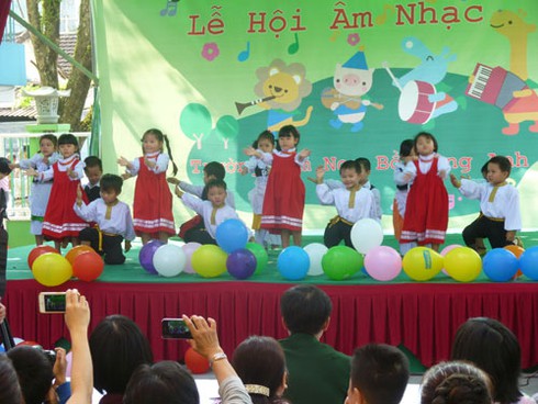Ngộ nghĩnh bé mầm non biểu diễn văn nghệ - ảnh 13