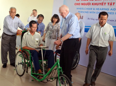 Chủ tịch Thượng viện Hoa Kỳ tặng xe lăn cho người khuyết tật Đà Nẵng - ảnh 1