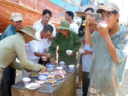 Đứt ruột đón “xác” tàu cá bị Trung Quốc đâm chìm - ảnh 33