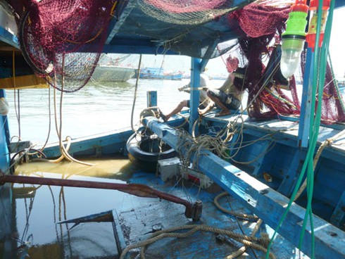 Đứt ruột đón “xác” tàu cá bị Trung Quốc đâm chìm - ảnh 23