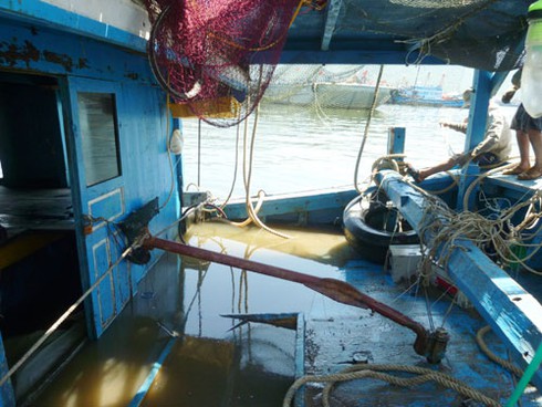 Đứt ruột đón “xác” tàu cá bị Trung Quốc đâm chìm - ảnh 24