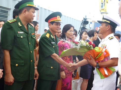 Tàu đổ bộ Kunisaki Nhật Bản chính thức vào giao lưu tại Đà Nẵng - ảnh 7