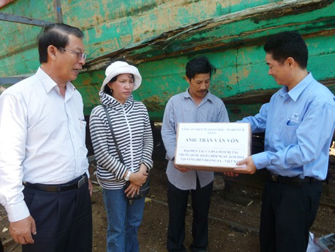 Tặng thiết bị thu thập bằng chứng cho chủ tàu cá bị tàu TQ đâm chìm - ảnh 1