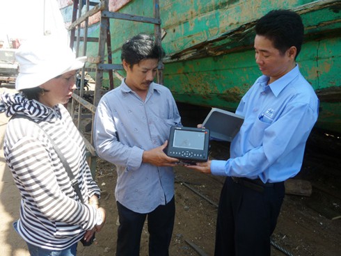 Tặng thiết bị thu thập bằng chứng cho chủ tàu cá bị tàu TQ đâm chìm - ảnh 2