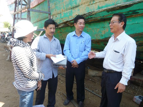 Tặng thiết bị thu thập bằng chứng cho chủ tàu cá bị tàu TQ đâm chìm - ảnh 3