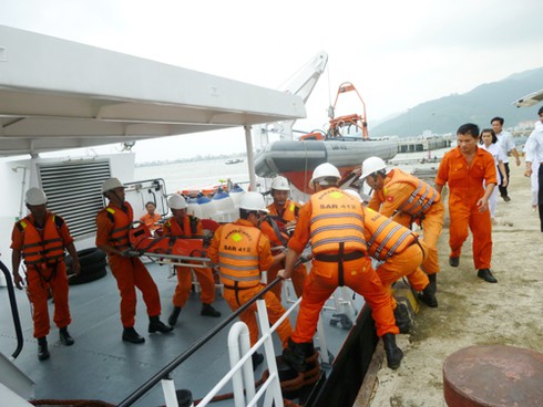 Đưa ngư dân bị nạn trên biển Hoàng Sa về Đà Nẵng cứu chữa - ảnh 1