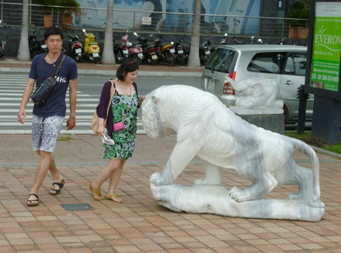 Vườn tượng ở “phòng khách” Đà Nẵng đầy rác! - ảnh 1