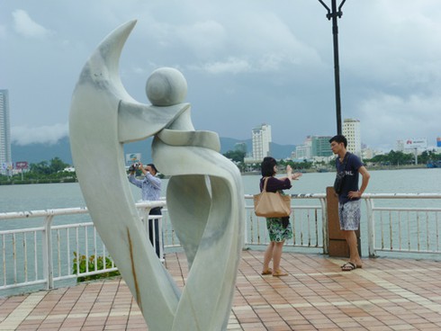 Vườn tượng ở “phòng khách” Đà Nẵng đầy rác! - ảnh 3