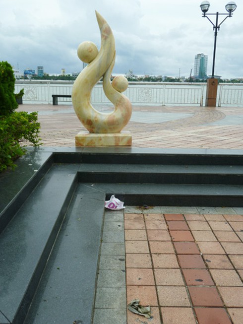 Vườn tượng ở “phòng khách” Đà Nẵng đầy rác! - ảnh 6