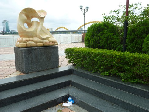 Vườn tượng ở “phòng khách” Đà Nẵng đầy rác! - ảnh 7