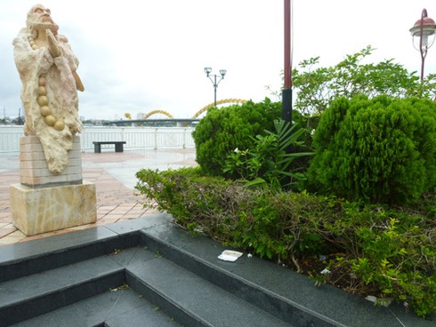 Vườn tượng ở “phòng khách” Đà Nẵng đầy rác! - ảnh 12