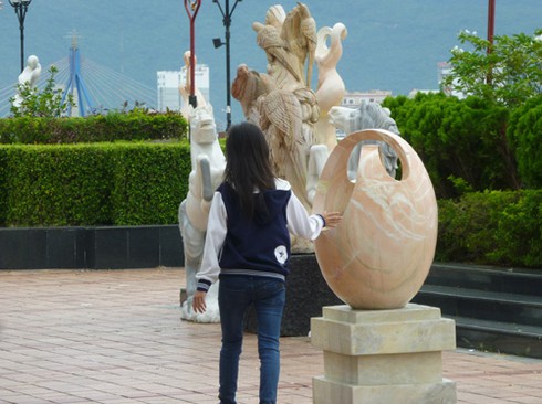 Vườn tượng ở “phòng khách” Đà Nẵng đầy rác! - ảnh 17