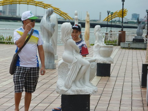 Vườn tượng ở “phòng khách” Đà Nẵng đầy rác! - ảnh 19