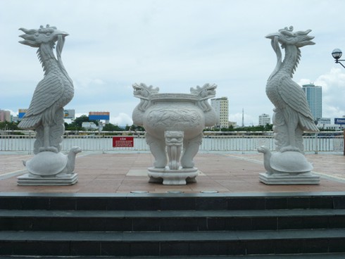 Vườn tượng ở “phòng khách” Đà Nẵng đầy rác! - ảnh 22