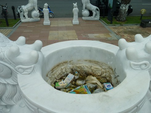 Vườn tượng ở “phòng khách” Đà Nẵng đầy rác! - ảnh 23