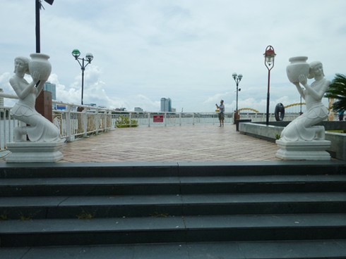 Vườn tượng ở “phòng khách” Đà Nẵng đầy rác! - ảnh 24