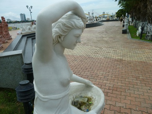 Vườn tượng ở “phòng khách” Đà Nẵng đầy rác! - ảnh 29