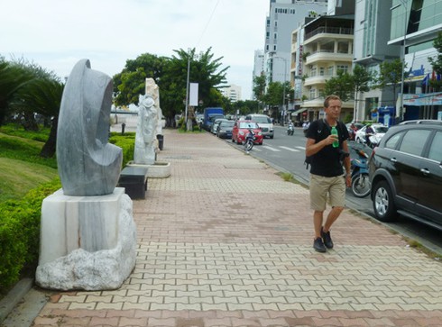 Vườn tượng ở “phòng khách” Đà Nẵng đầy rác! - ảnh 32