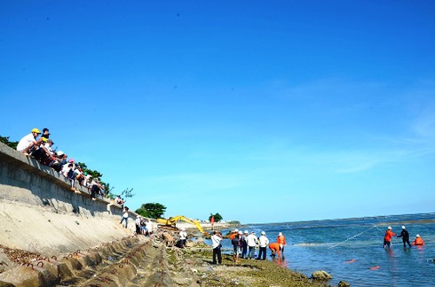 Cáp ngầm cấp điện đã vượt biển ra đến đảo Lý Sơn - ảnh 1